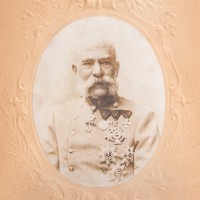 Portret cesarza Franciszka Józefa I. Fotografia w tłoczonej oprawie.